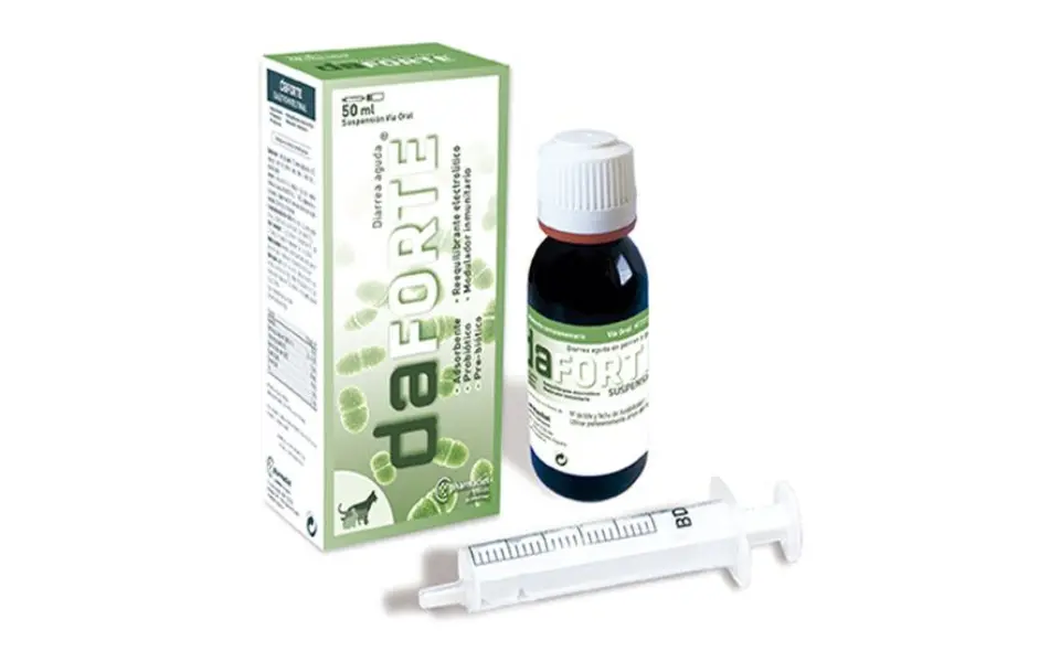Syringe, box and bottle of Daforte probiotic supplement for cats.